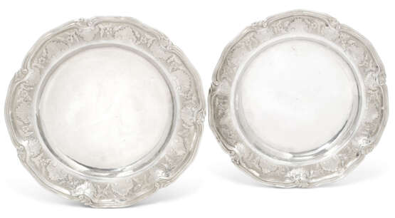 A PAIR OF ITALIAN SILVER SECOND COURSE DISHES - photo 1
