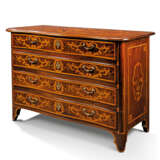 A NORTH ITALIAN FRUITWOOD AND MARQUETRY-INLAID WALNUT COMMODE - Foto 3