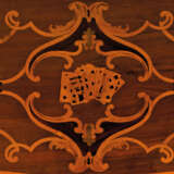 A NORTH ITALIAN FRUITWOOD AND MARQUETRY-INLAID WALNUT COMMODE - фото 4