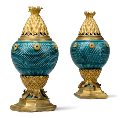 A PAIR OF FRENCH ORMOLU-MOUNTED TURQUOISE-GLAZED PORCELAIN POT-POURRI VASES AND COVERS - фото 2