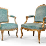 TWO LOUIS XV FAUTEUILS AND A PAIR OF SIDE CHAIRS - Foto 2