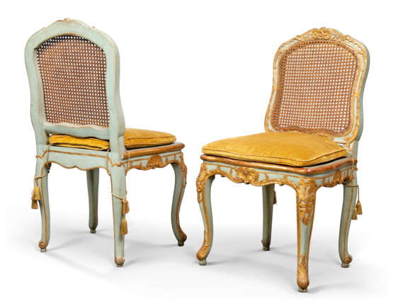 TWO LOUIS XV FAUTEUILS AND A PAIR OF SIDE CHAIRS - Foto 3