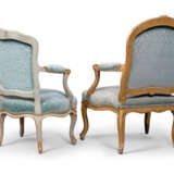 TWO LOUIS XV FAUTEUILS AND A PAIR OF SIDE CHAIRS - Foto 4