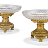 A PAIR OF RESTAURATION ORMOLU AND CUT-GLASS TAZZE - Foto 4