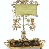 A LOUIS XV ORMOLU-MOUNTED MEISSEN, FRENCH PORCELAIN AND LACQUER ENCRIER - фото 1