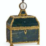 A GEORGE III ORMOLU-MOUNTED BLOODSTONE AND GOLD NECESSAIRE TABLE CLOCK - фото 1