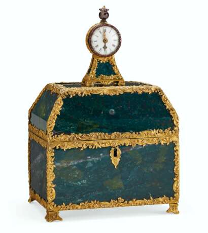 A GEORGE III ORMOLU-MOUNTED BLOODSTONE AND GOLD NECESSAIRE TABLE CLOCK - фото 1