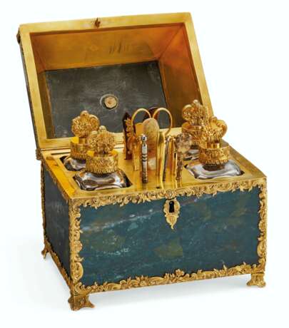 A GEORGE III ORMOLU-MOUNTED BLOODSTONE AND GOLD NECESSAIRE TABLE CLOCK - фото 2