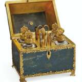 A GEORGE III ORMOLU-MOUNTED BLOODSTONE AND GOLD NECESSAIRE TABLE CLOCK - Foto 2