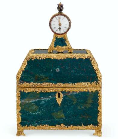 A GEORGE III ORMOLU-MOUNTED BLOODSTONE AND GOLD NECESSAIRE TABLE CLOCK - Foto 3