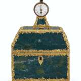 A GEORGE III ORMOLU-MOUNTED BLOODSTONE AND GOLD NECESSAIRE TABLE CLOCK - фото 3