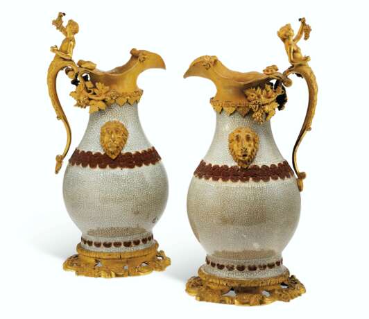 A PAIR OF RESTAURATION ORMOLU-MOUNTED CHINESE CRACKLE-GLAZED VASES MOUNTED AS EWERS - Foto 1