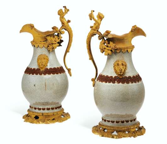 A PAIR OF RESTAURATION ORMOLU-MOUNTED CHINESE CRACKLE-GLAZED VASES MOUNTED AS EWERS - Foto 2