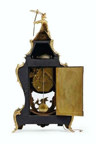 A LOUIS XV ORMOLU-MOUNTED GREEN-STAINED HORN CARTEL CLOCK - фото 3