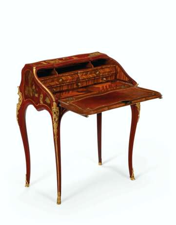 Dubois, Jacques. A LOUIS XV ORMOLU-MOUNTED SCARLET AND GILT CHINESE LACQUER AND VERNIS-DECORATED BUREAU DE DAME - photo 2