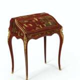 Dubois, Jacques. A LOUIS XV ORMOLU-MOUNTED SCARLET AND GILT CHINESE LACQUER AND VERNIS-DECORATED BUREAU DE DAME - Foto 3
