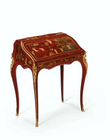 Dubois, Jacques. A LOUIS XV ORMOLU-MOUNTED SCARLET AND GILT CHINESE LACQUER AND VERNIS-DECORATED BUREAU DE DAME - фото 3