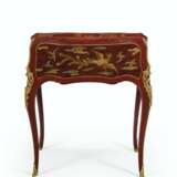 Dubois, Jacques. A LOUIS XV ORMOLU-MOUNTED SCARLET AND GILT CHINESE LACQUER AND VERNIS-DECORATED BUREAU DE DAME - Foto 4