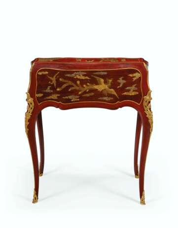Dubois, Jacques. A LOUIS XV ORMOLU-MOUNTED SCARLET AND GILT CHINESE LACQUER AND VERNIS-DECORATED BUREAU DE DAME - Foto 4