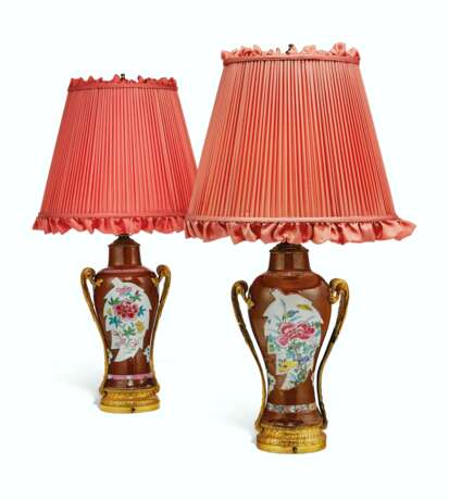 A PAIR OF ORMOLU-MOUNTED CHINESE FAMILLE ROSE PORCELAIN VASES MOUNTED AS LAMPS - фото 2