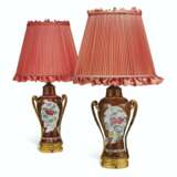 A PAIR OF ORMOLU-MOUNTED CHINESE FAMILLE ROSE PORCELAIN VASES MOUNTED AS LAMPS - Foto 2
