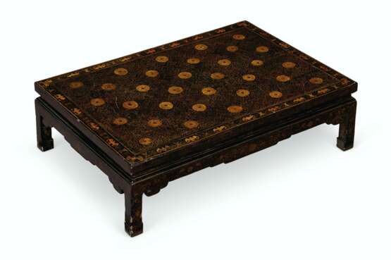 A NEAR PAIR OF CHINESE BLACK AND GILT-LACQUER KANG LOW TABLES - Foto 2