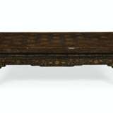 A NEAR PAIR OF CHINESE BLACK AND GILT-LACQUER KANG LOW TABLES - Foto 3