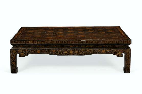 A NEAR PAIR OF CHINESE BLACK AND GILT-LACQUER KANG LOW TABLES - photo 3