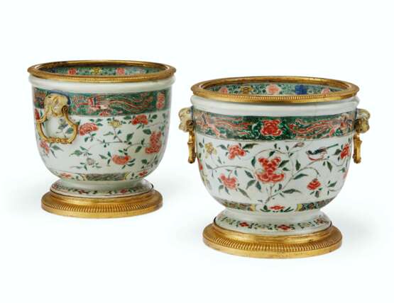 A PAIR OF FRENCH ORMOLU-MOUNTED CHINESE FAMILLE VERTE PORCELAIN CACHE POTS - фото 2