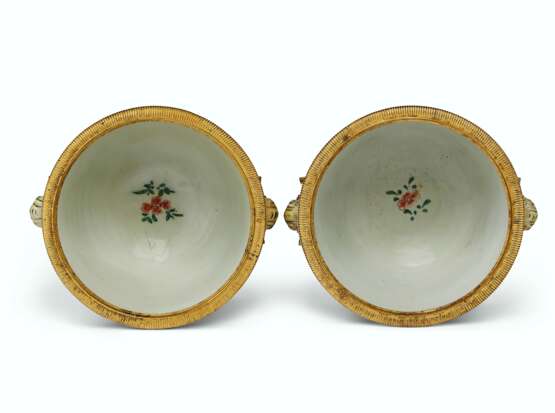 A PAIR OF FRENCH ORMOLU-MOUNTED CHINESE FAMILLE VERTE PORCELAIN CACHE POTS - фото 3