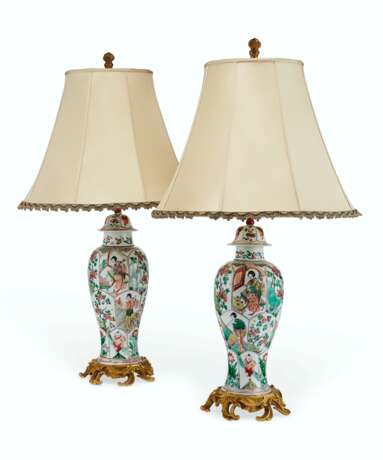 A PAIR OF FRENCH ORMOLU-MOUNTED CHINESE PORCELAIN VASES MOUNTED AS LAMPS - photo 1