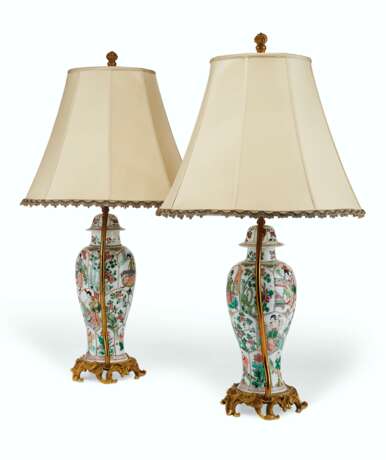 A PAIR OF FRENCH ORMOLU-MOUNTED CHINESE PORCELAIN VASES MOUNTED AS LAMPS - фото 2