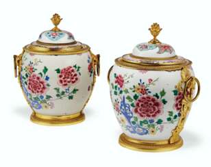 A PAIR OF FRENCH ORMOLU-MOUNTED CHINESE EXPORT FAMILLE ROSE PORCELAIN BOWLS AND COVERS