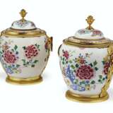A PAIR OF FRENCH ORMOLU-MOUNTED CHINESE EXPORT FAMILLE ROSE PORCELAIN BOWLS AND COVERS - фото 1