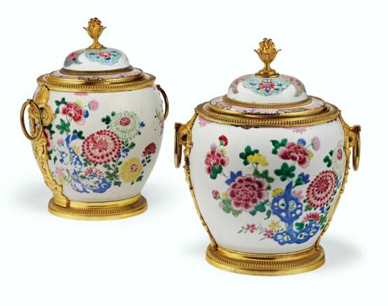 A PAIR OF FRENCH ORMOLU-MOUNTED CHINESE EXPORT FAMILLE ROSE PORCELAIN BOWLS AND COVERS - фото 2