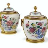 A PAIR OF FRENCH ORMOLU-MOUNTED CHINESE EXPORT FAMILLE ROSE PORCELAIN BOWLS AND COVERS - Foto 2