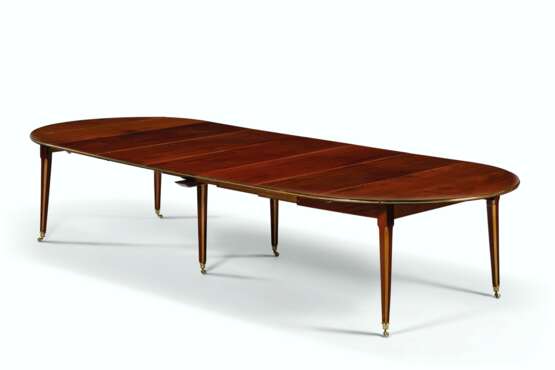 A LATE LOUIS XVI MAHOGANY AND CITRONNIER EXTENSION DINING TABLE - photo 1