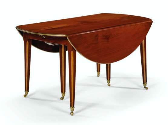 A LATE LOUIS XVI MAHOGANY AND CITRONNIER EXTENSION DINING TABLE - photo 4