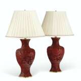 A PAIR OF CHINESE CARVED RED LACQUER BALUSTER VASES MOUNTED AS LAMPS - Foto 2