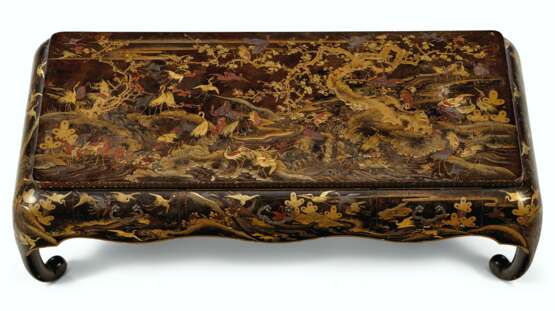 A JAPANESE EXPORT BROWN, GILT AND POLYCHROME LACQUER LOW TABLE - фото 5