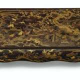A JAPANESE EXPORT BROWN, GILT AND POLYCHROME LACQUER LOW TABLE - Foto 5