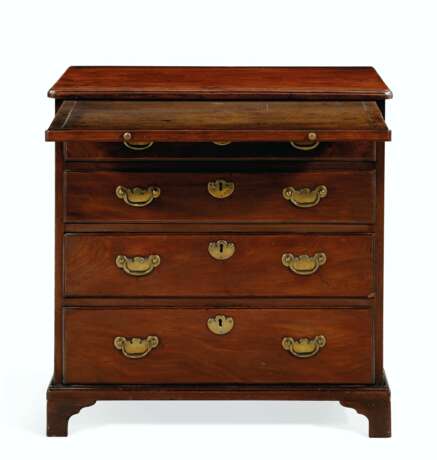 A GEORGE II MAHOGANY BACHELOR'S CHEST OF DRAWERS - photo 2