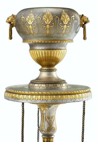 A PAIR OF NAPOLEON III NEO-GREC PARCEL-GILT AND SILVERED BRONZE TORCHERES - Foto 2
