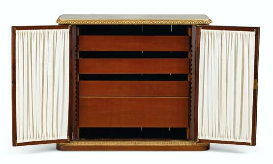 A PAIR OF ENGLIGH INDIAN ROSEWOOD, PARCEL-GILT AND BRONZED SIDE CABINETS - фото 6