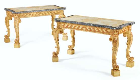 A PAIR OF ENGLISH GILTWOOD SIDE TABLES - Foto 1