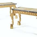A PAIR OF ENGLISH GILTWOOD SIDE TABLES - Foto 1
