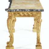 A PAIR OF ENGLISH GILTWOOD SIDE TABLES - Foto 4