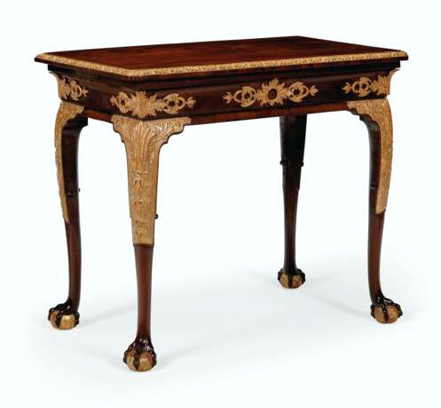 A GEORGE II MAHOGANY AND PARCEL-GILT SIDE TABLE - Foto 1