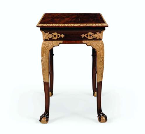 A GEORGE II MAHOGANY AND PARCEL-GILT SIDE TABLE - Foto 3