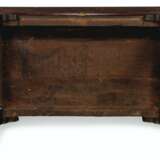 A GEORGE II MAHOGANY AND PARCEL-GILT SIDE TABLE - Foto 4